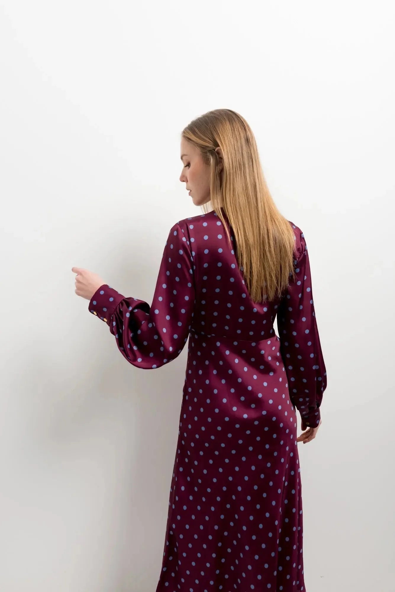 Robe midi imprimée à manches longues en satin bourgogne pour une élégance décontractée