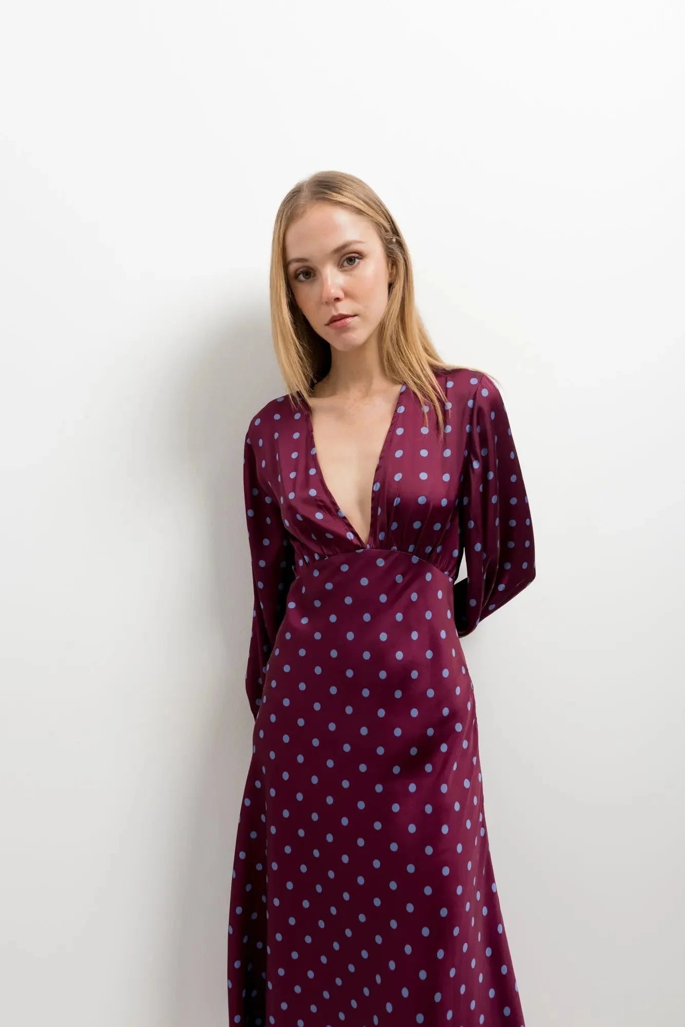 Robe midi imprimée à manches longues, profonde V, bordeaux avec pois blancs élégants