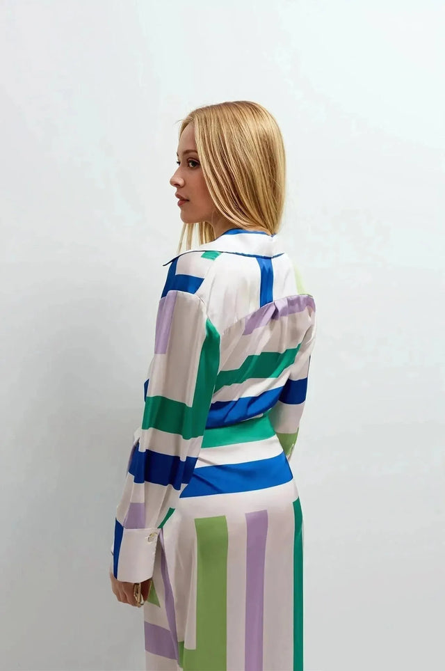 Femme montrant la robe midi imprimée portefeuille géométrique vue de dos. Idéale pour afficher une allure chic et décontractée.