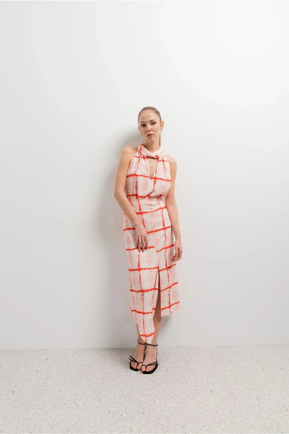 Jupe midi imprimée rose pâle sans manches avec motif grille rouge et sandales noires