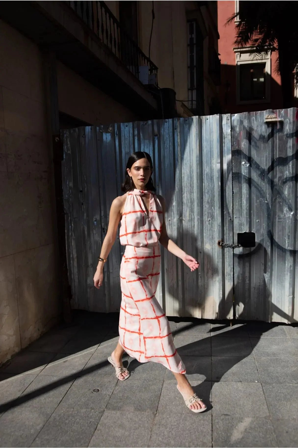 Jupe midi imprimée rose clair avec haut à licou rose clair et motif à grille rouge