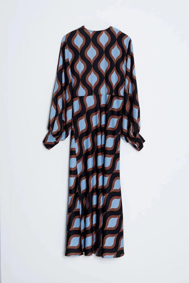 Robe motif géométrique midi avec des manches bouffantes et un décolleté V profond, présentée en entier sur un fond blanc.