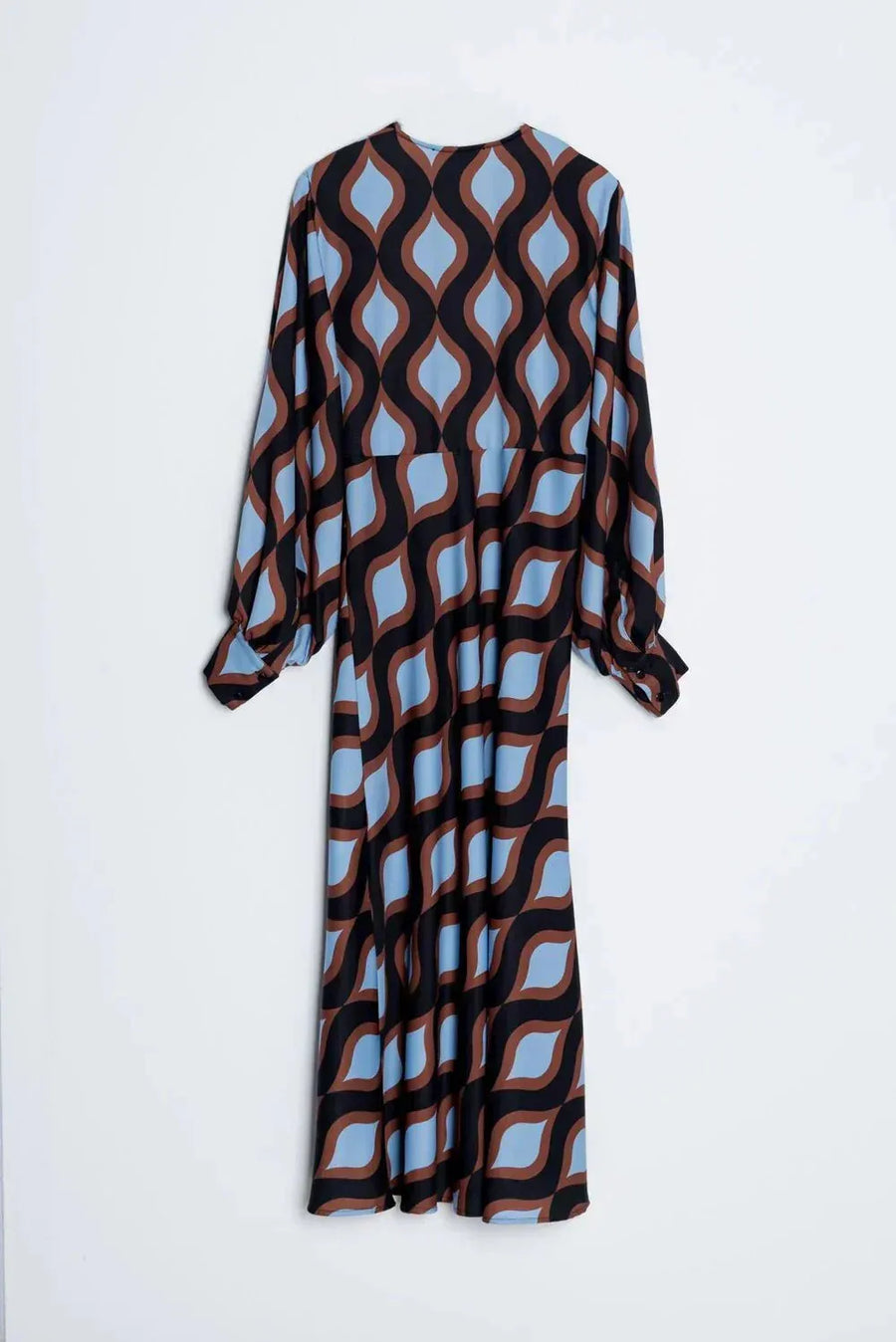 Robe motif géométrique midi avec des manches bouffantes et un décolleté V profond, présentée en entier sur un fond blanc.