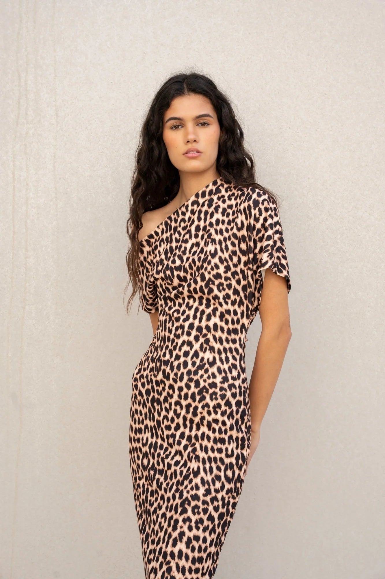 Robe midi léopard à motif animalier avec imprimé animal et une seule épaule