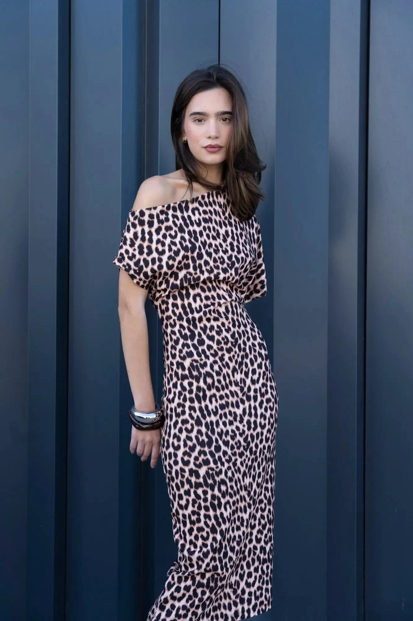 Femme portant une robe midi à imprimé animalier, robe à imprimé léopard élégante