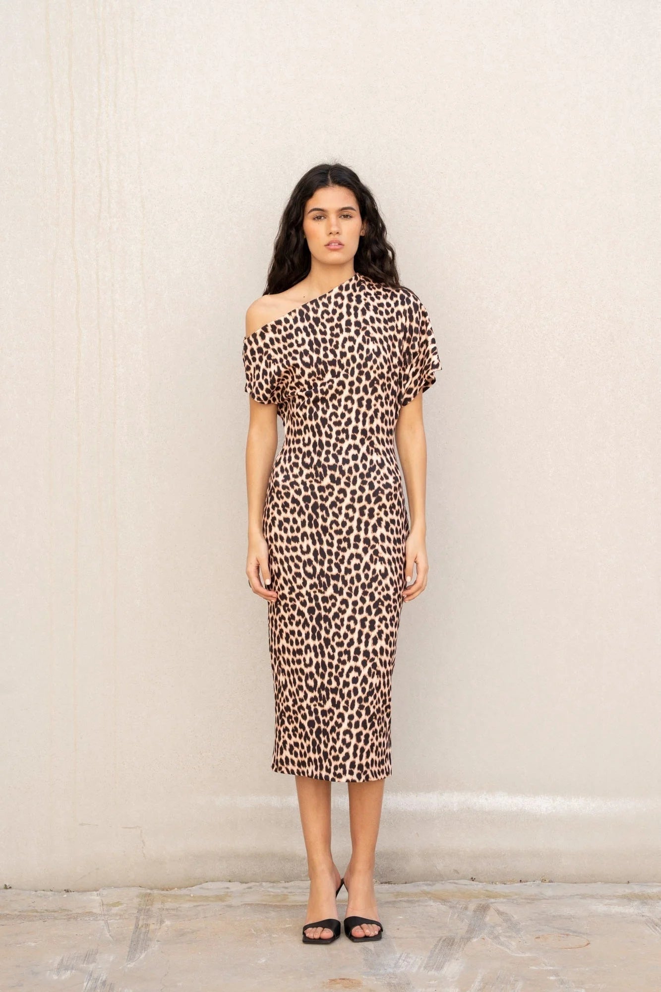 Robe midi léopard à motif animalier avec imprimé animal et neckline off-the-shoulder