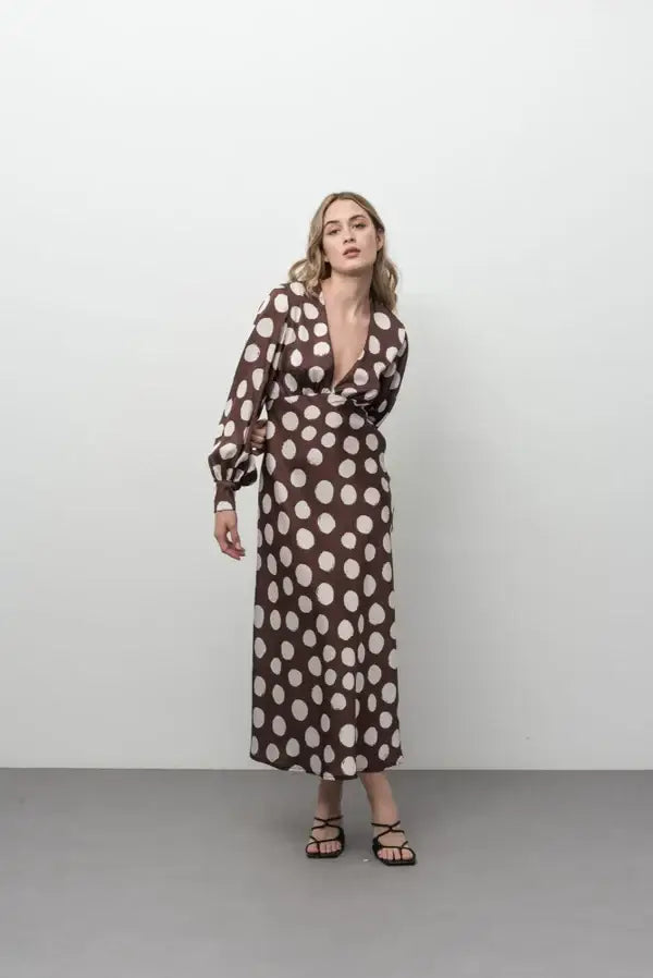 Robe midi marron à pois blancs manches longues col V