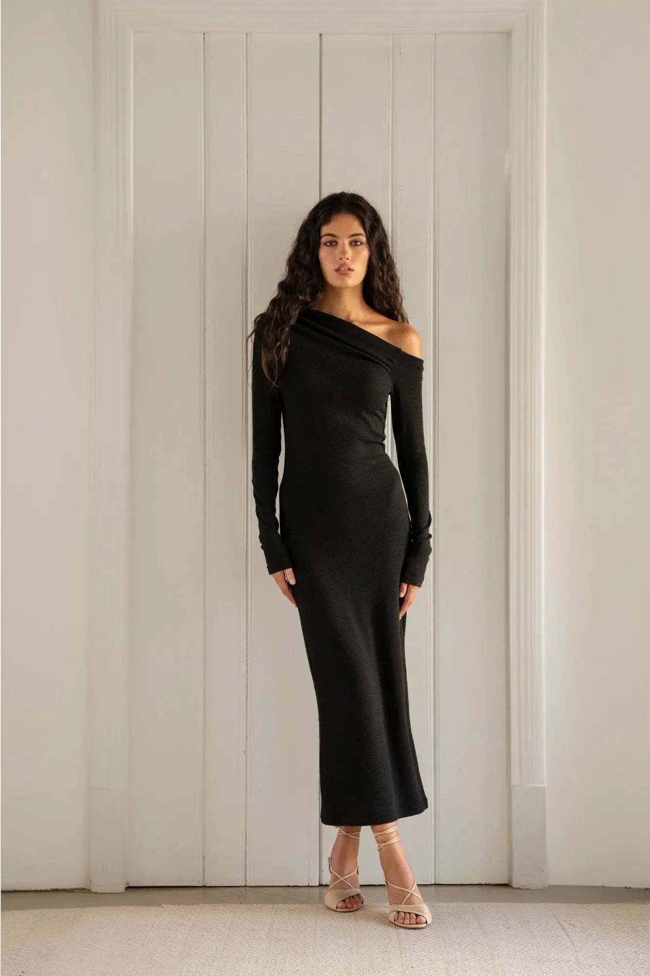 Robe midi noire à coupe asymétrique en maille asymétrique, col drapé élégante