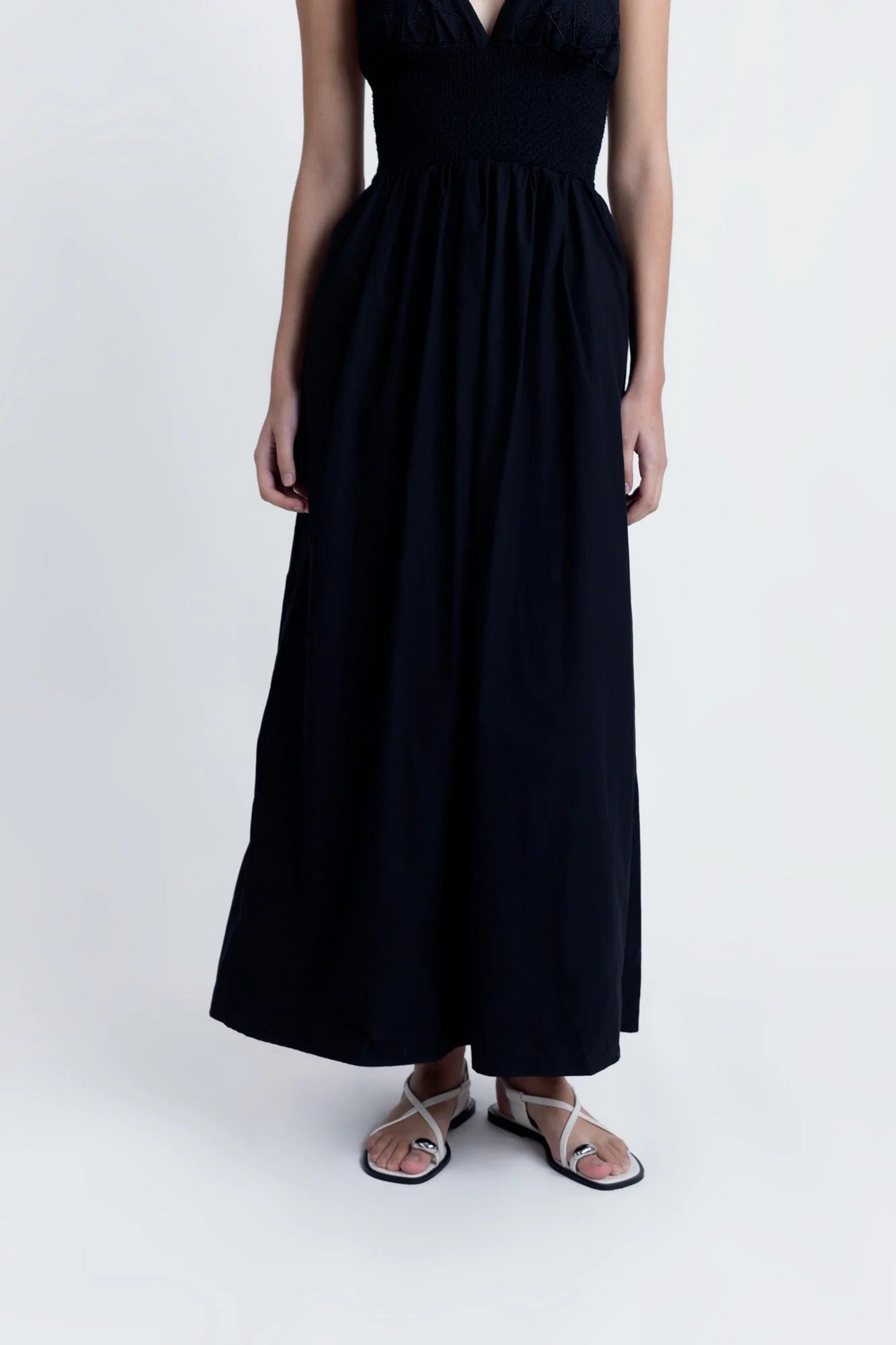 Robe midi noire sans manches à encolure en V et taille froncée avec sandales plates