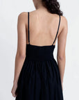 Détails arrière de la robe midi noire à fines bretelles montrant le smocké et le design élégant, parfaite pour les journées chaudes. Une robe noire longue dos nu à avoir dans son dressing.