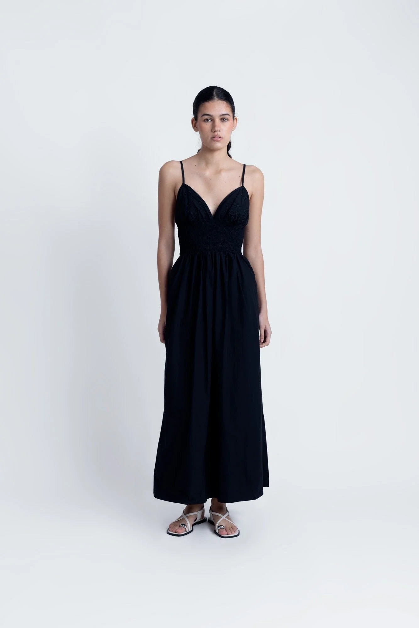 Robe midi noire à fines bretelles avec décolleté en cœur, robe midi élégante