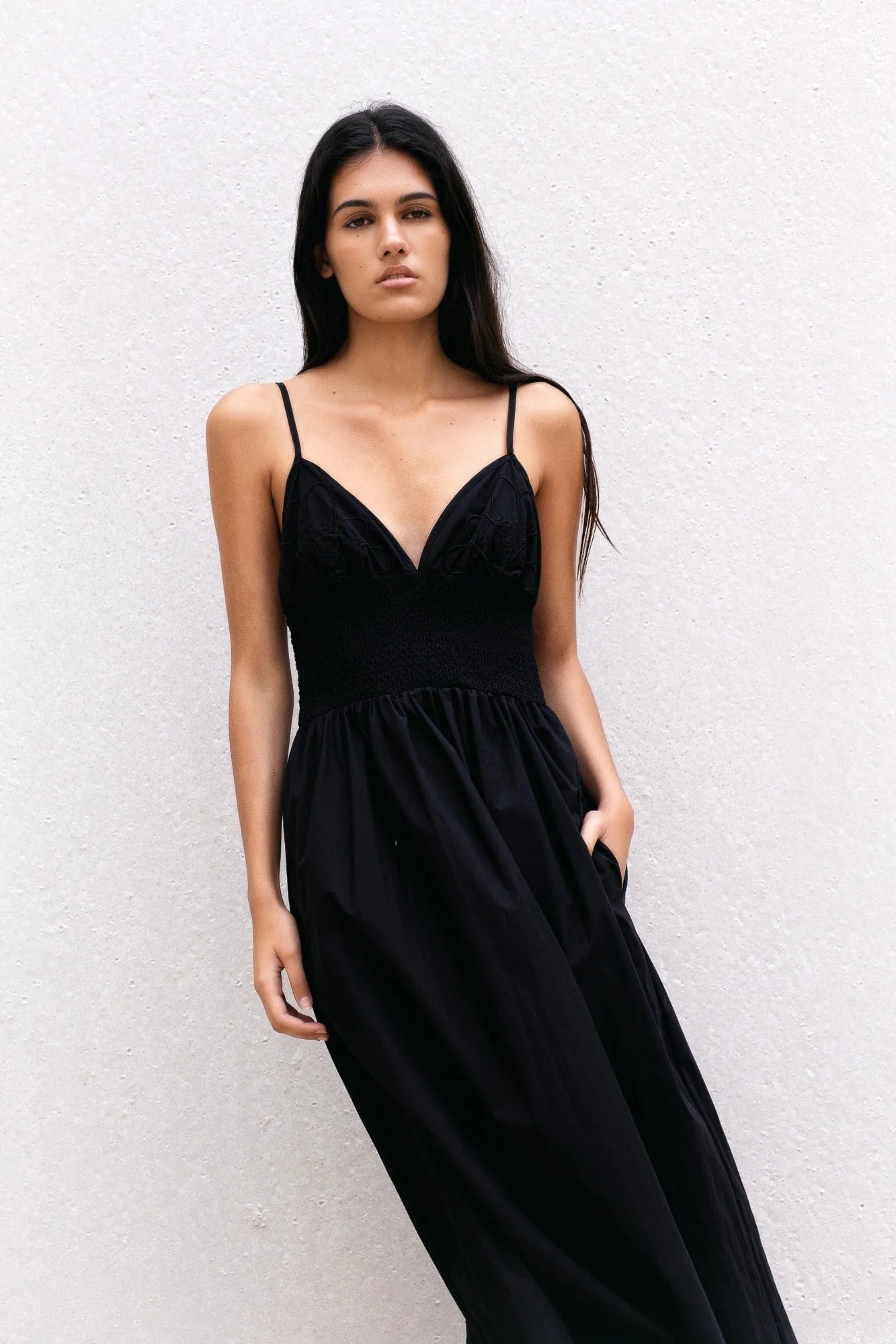 Robe midi noire à fines bretelles avec décolleté en cœur, maxi élégante
