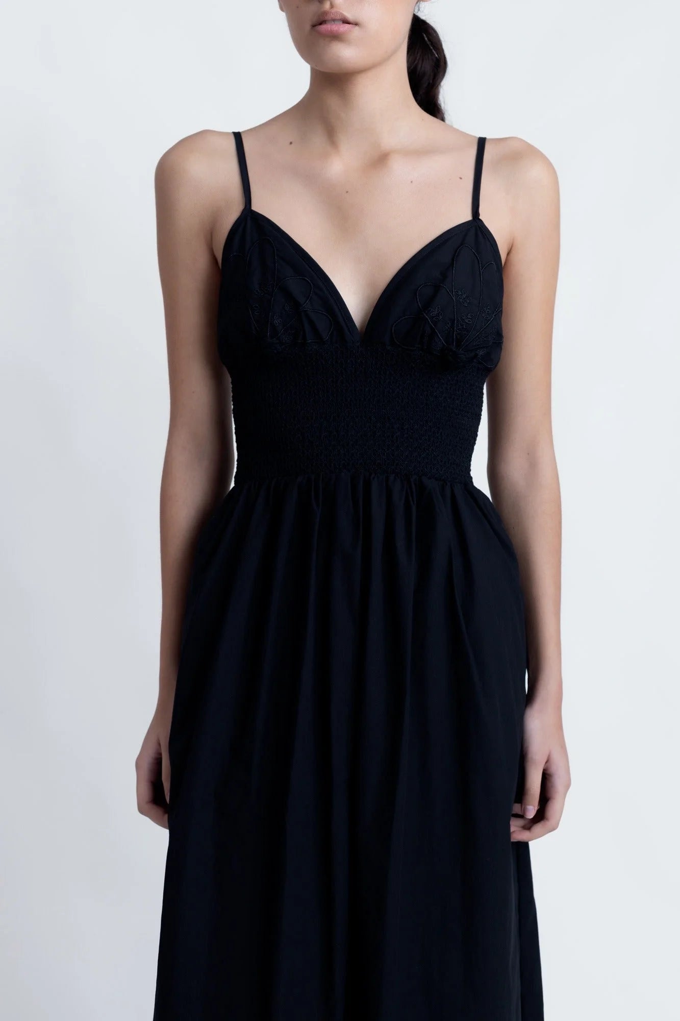 Robe midi noire à fines bretelles avec décolleté en cœur froncé, élégance estivale