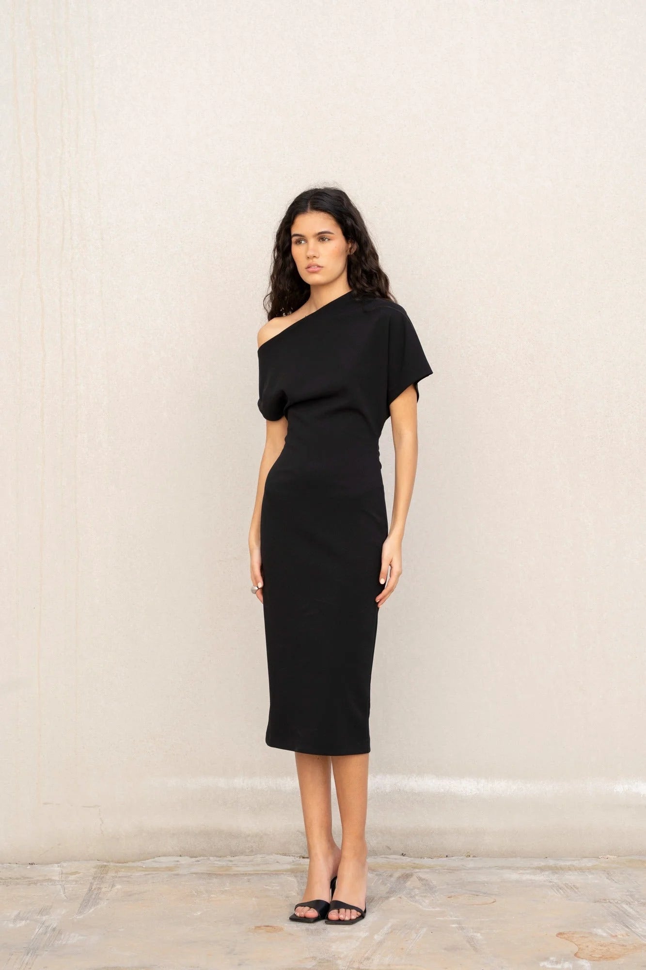 Robe noire asymétrique élégante épaule dénudée midi, robe noire chic et tendance