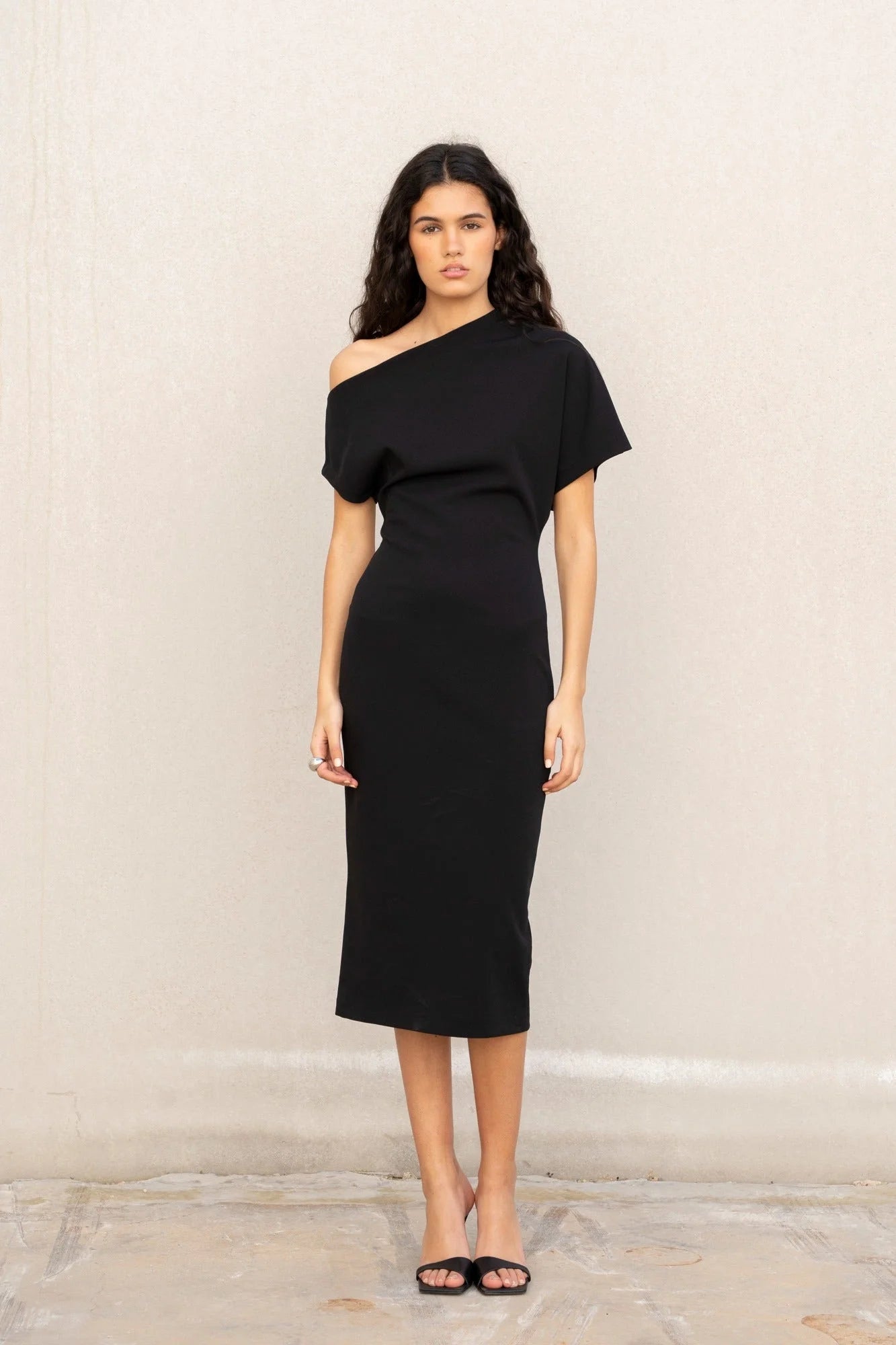 Robe noire asymétrique élégante avec épaule dénudée, midi, pour femmes