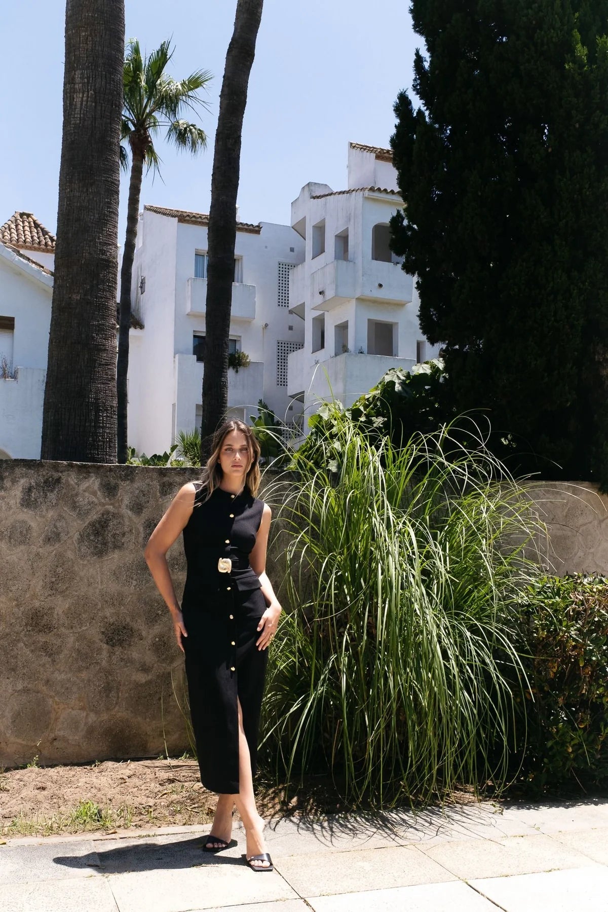 Robe midi noire chic – Boutons dorés – Sans manches – Tissu structuré Sapiato