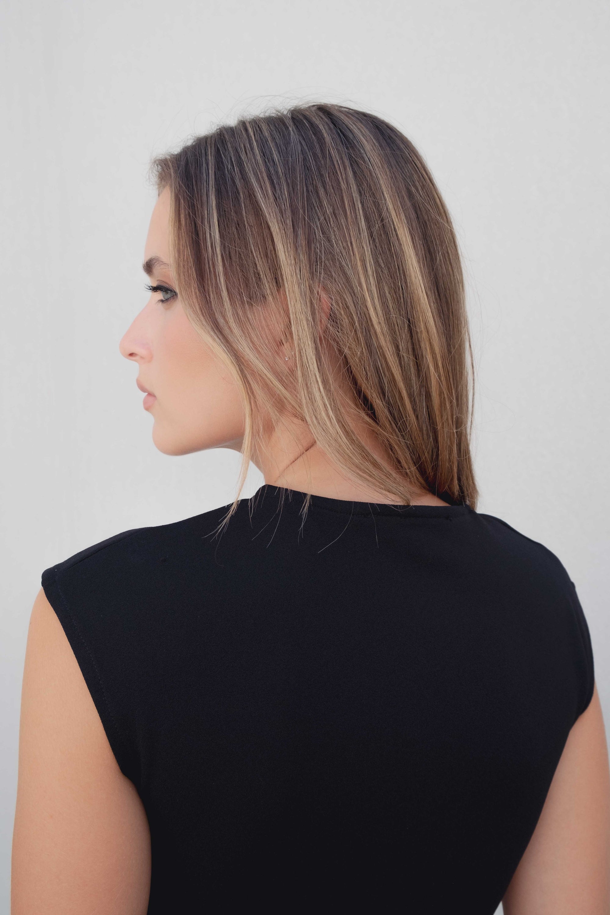 Robe midi élégante – Coupe cintrée cache-cœur – Noir – Polyester extensible Sapiato