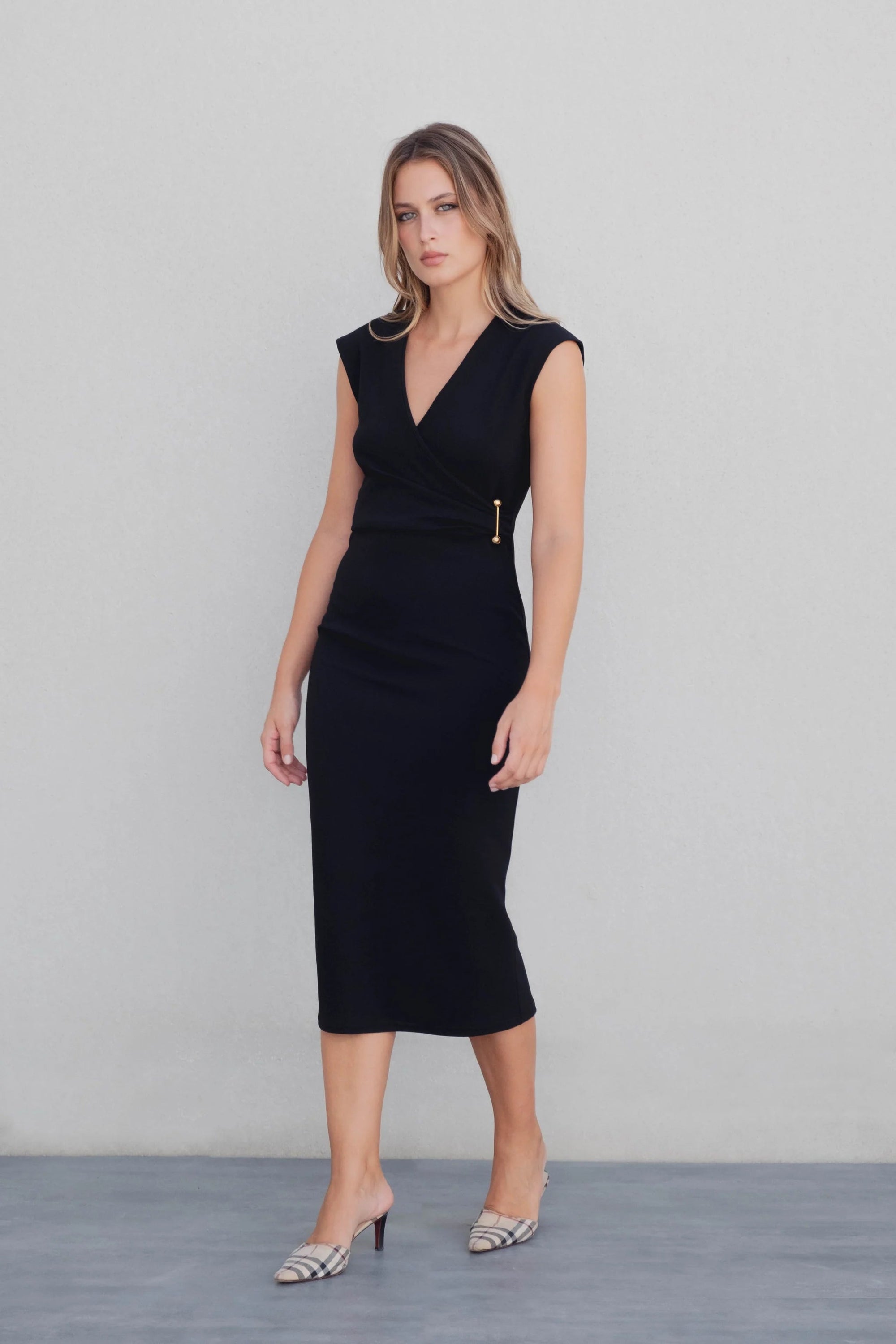 Robe midi élégante – Coupe cintrée cache-cœur – Noir – Polyester extensible Sapiato