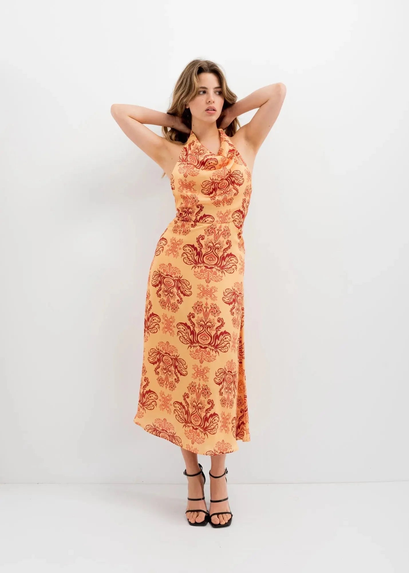 Robe longue orange imprimée chic avec col en cowl et imprimé paisley rouge