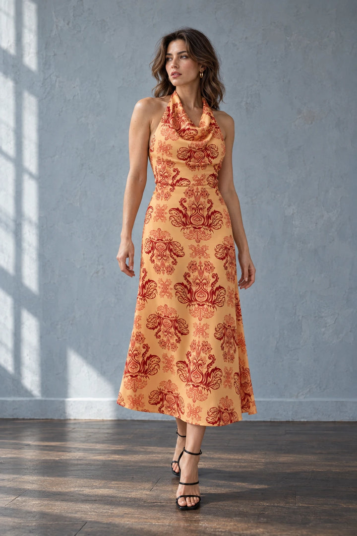Robe longue orange imprimée chic avec col en cowl et imprimé paisley rouge