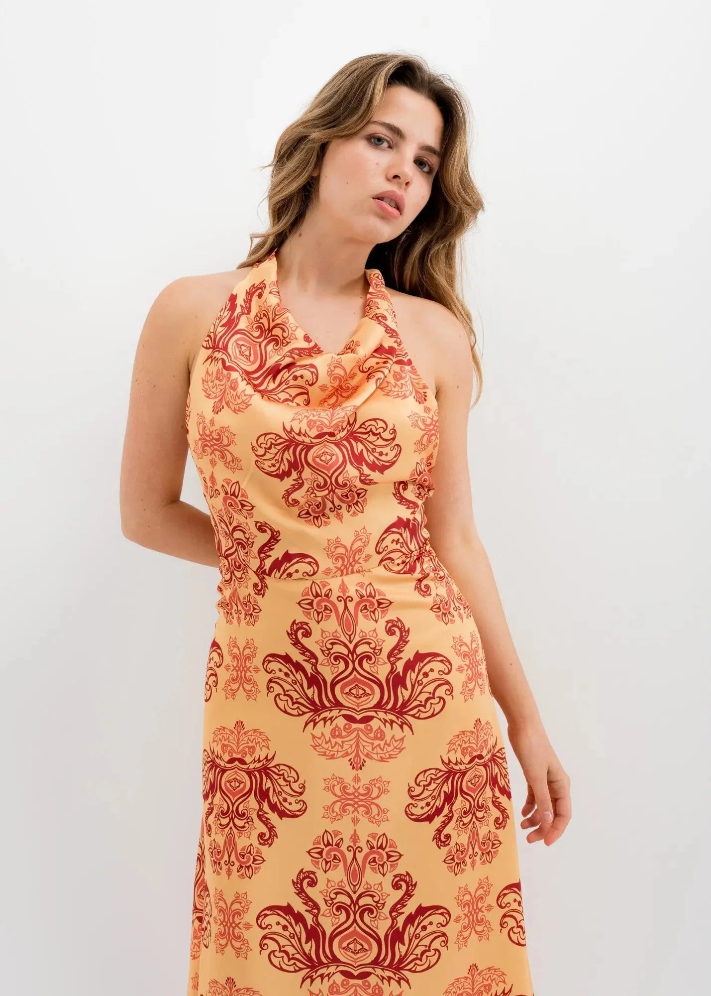 Robe longue dos nu orange imprimée chic avec une robe femme à imprimé paisley rouge