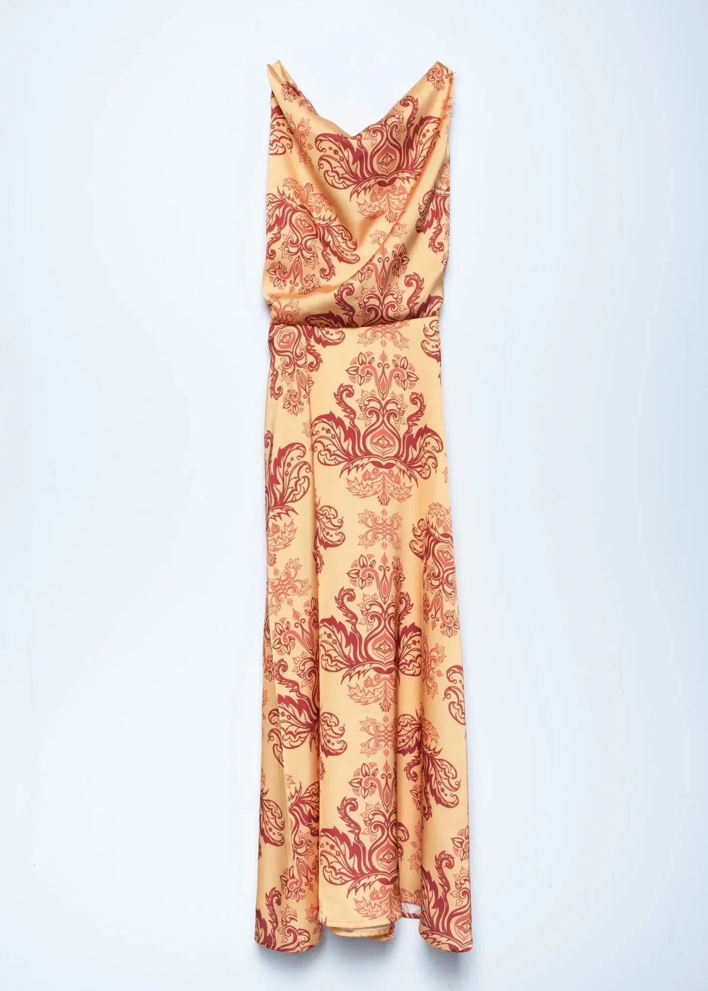 Robe longue orange imprimée chic avec dos nu et motif paisley rouge
