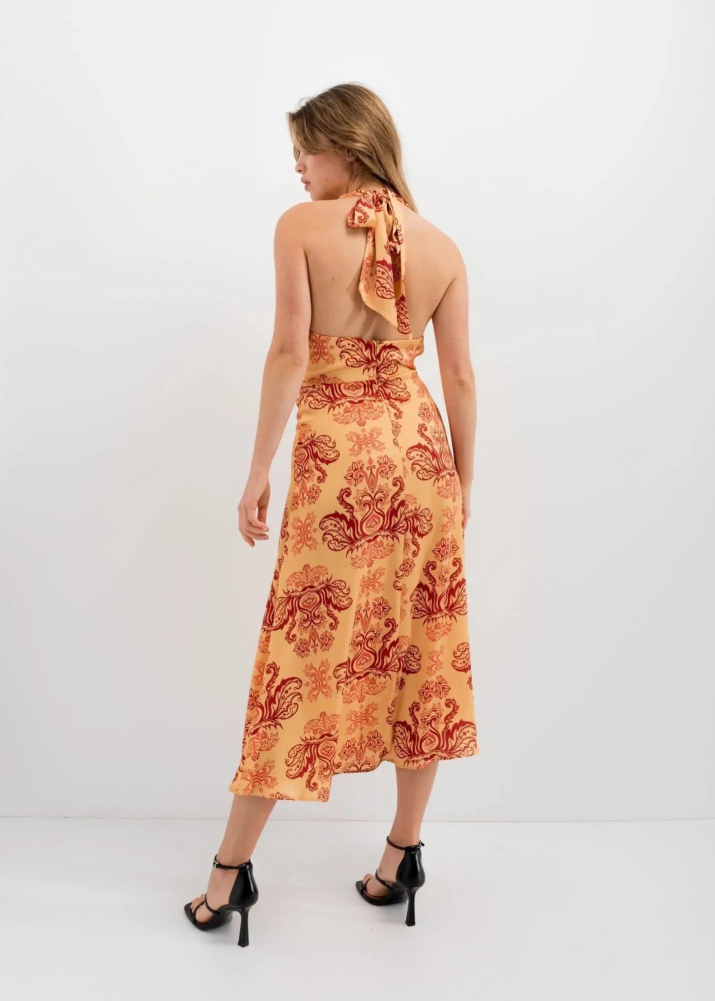 Robe longue orange imprimée chic avec dos nu, maxi style pour femme élégante