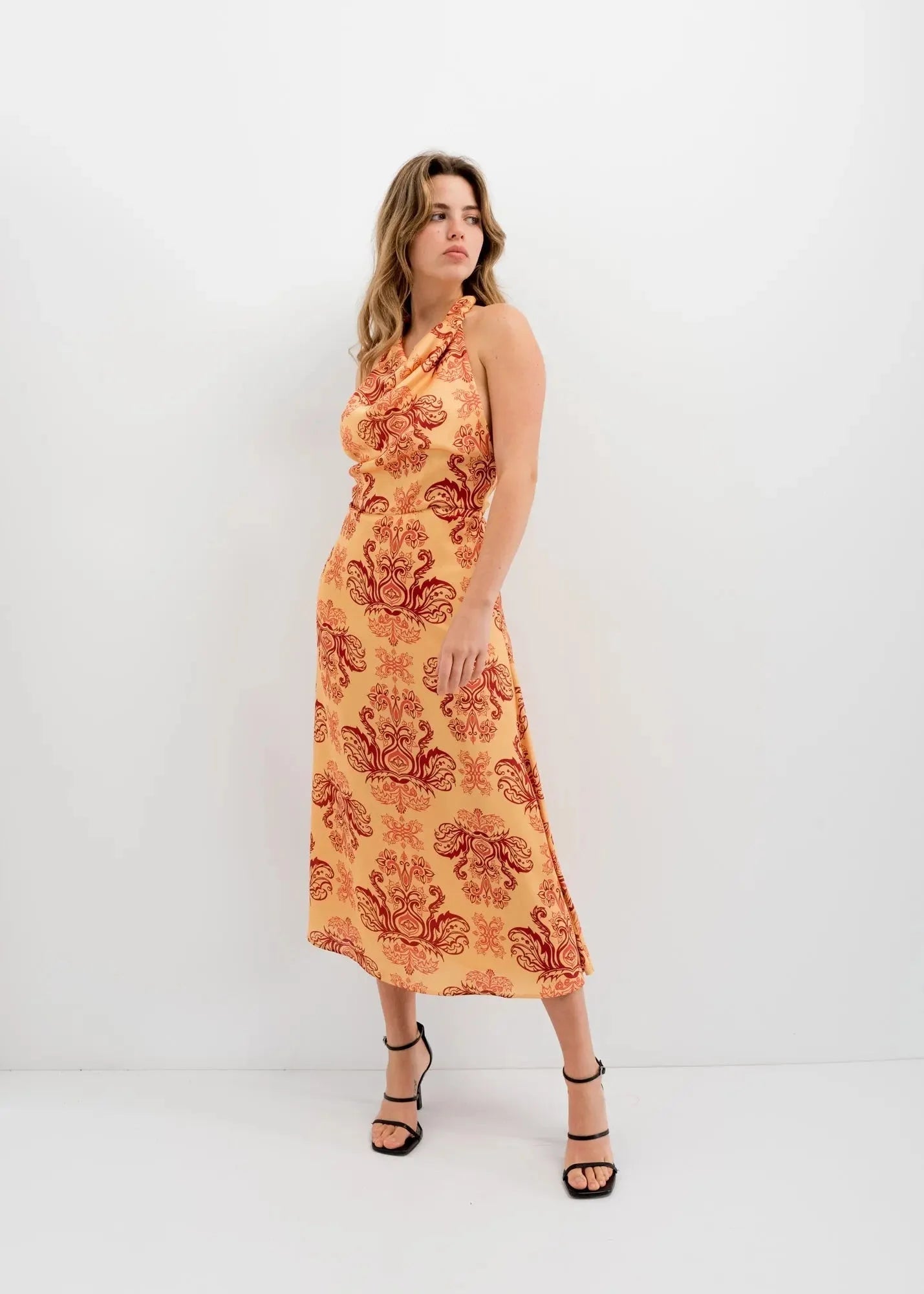Robe longue dos nu orange imprimée chic avec robe halter-midi à motif paisley