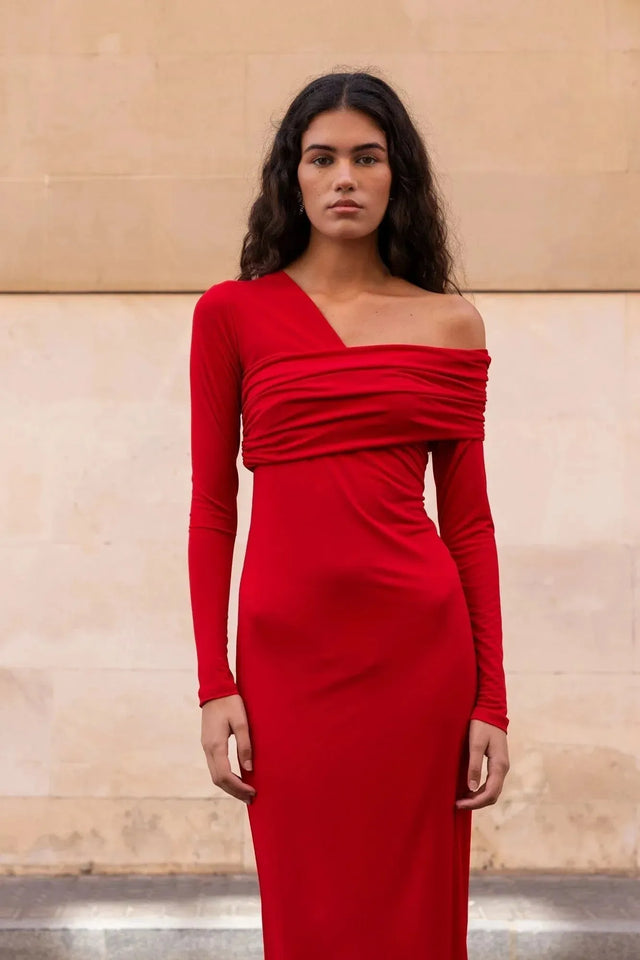 Robe Rouge Moulante Asymétrique à Épaules Découvertes | Gros plan sur la robe rouge moulante, mettant en valeur le drapé et l'encolure dégagée.