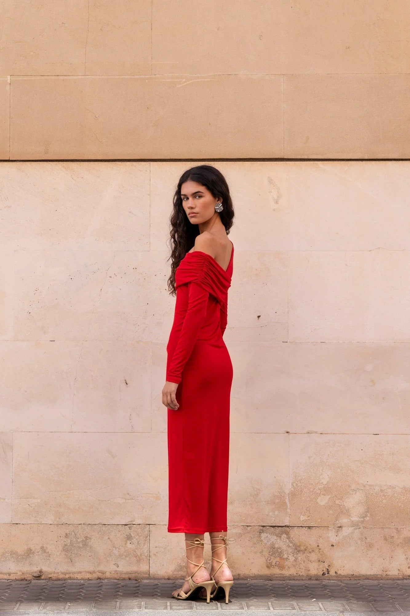 Robe Rouge Moulante Asymétrique à Épaules Découvertes | Vue arrière de la robe rouge moulante, soulignant son design chic et glamour.