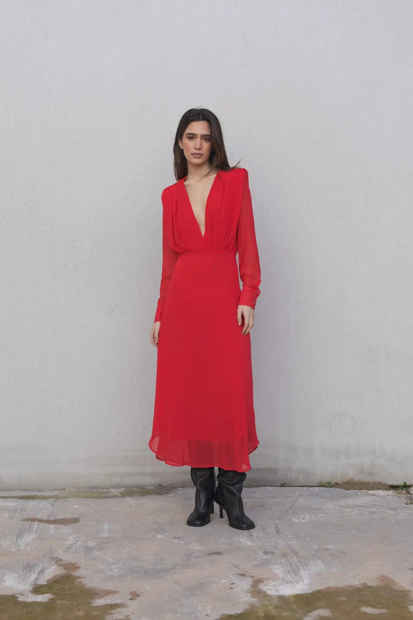 Robe midi rouge élégante en mousseline fluide avec col plongeant
