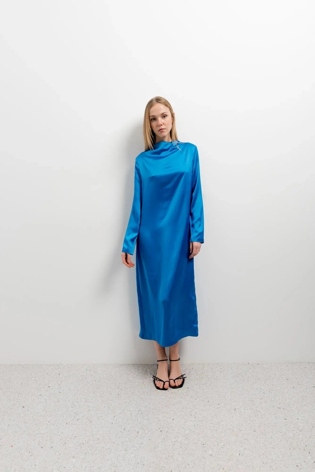 Robe satinée bleu électrique col montant, longue à manches longues et décolleté drapé