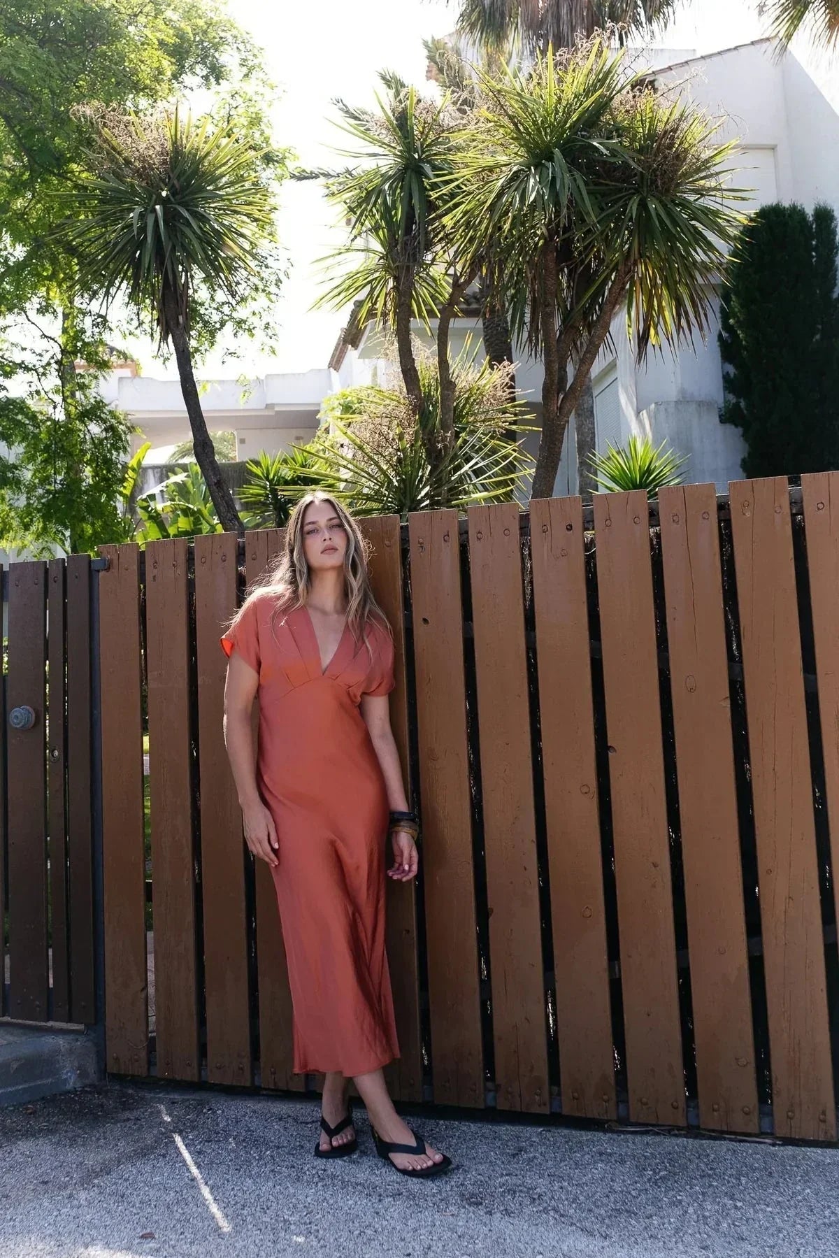 Robe midi satinée orange cuivré avec V-neck et manches courtes roulottées