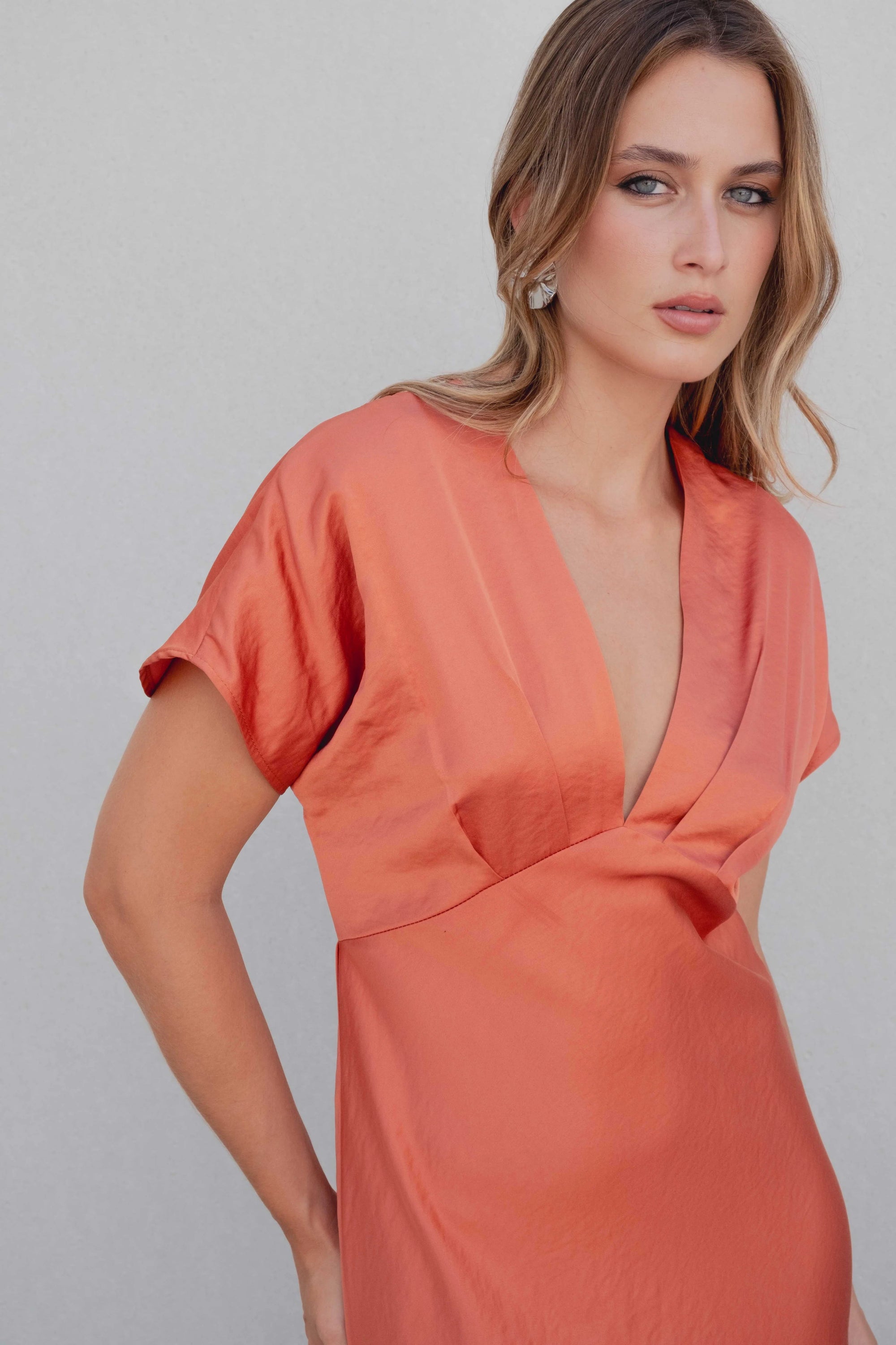 Robe midi satinée orange cuivré – Chic et fluide Sapiato