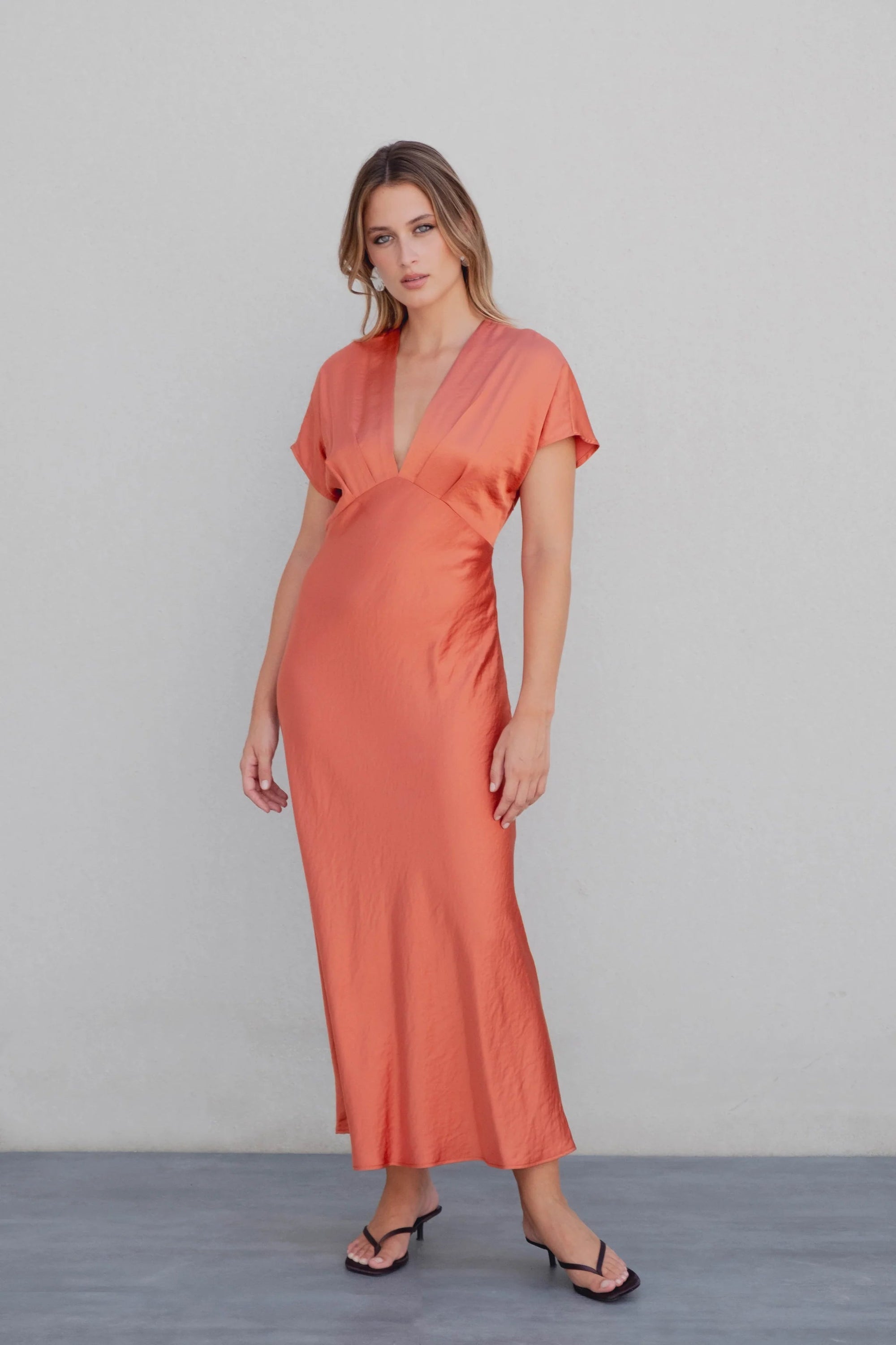 Robe midi satinée orange cuivré – Chic et fluide Sapiato