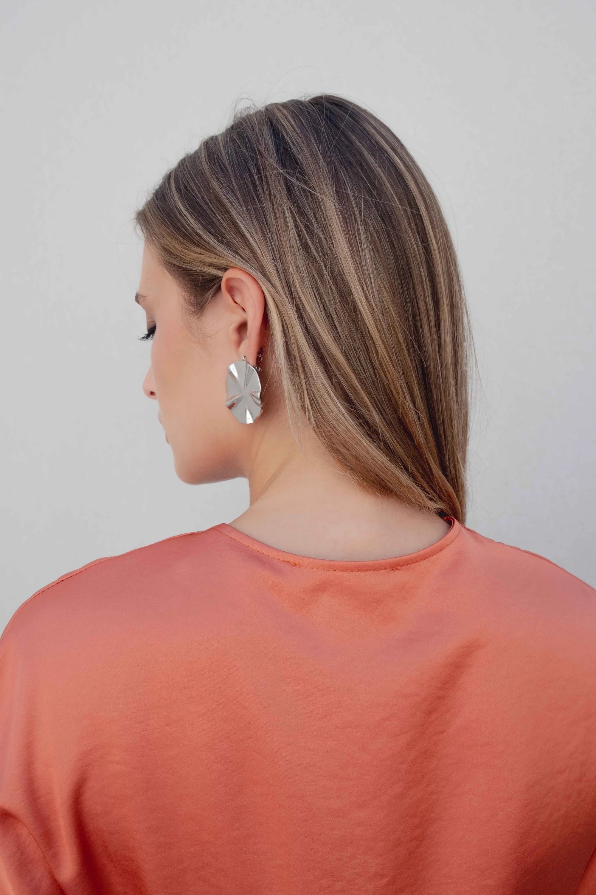 Robe midi satinée orange cuivré – Chic et fluide Sapiato