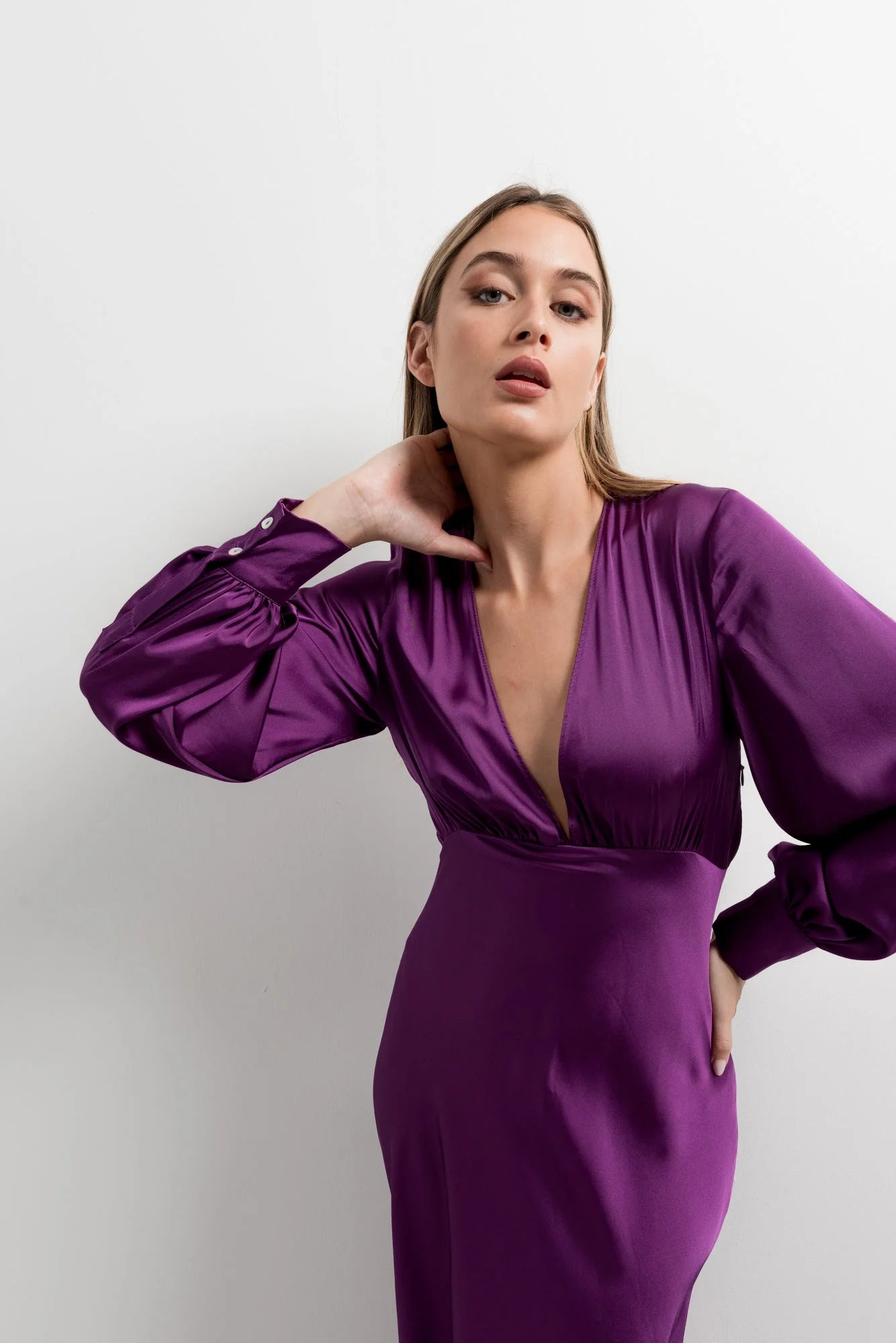 Robe midi satinée violette à manches longues avec décolleté en V profond et boutons