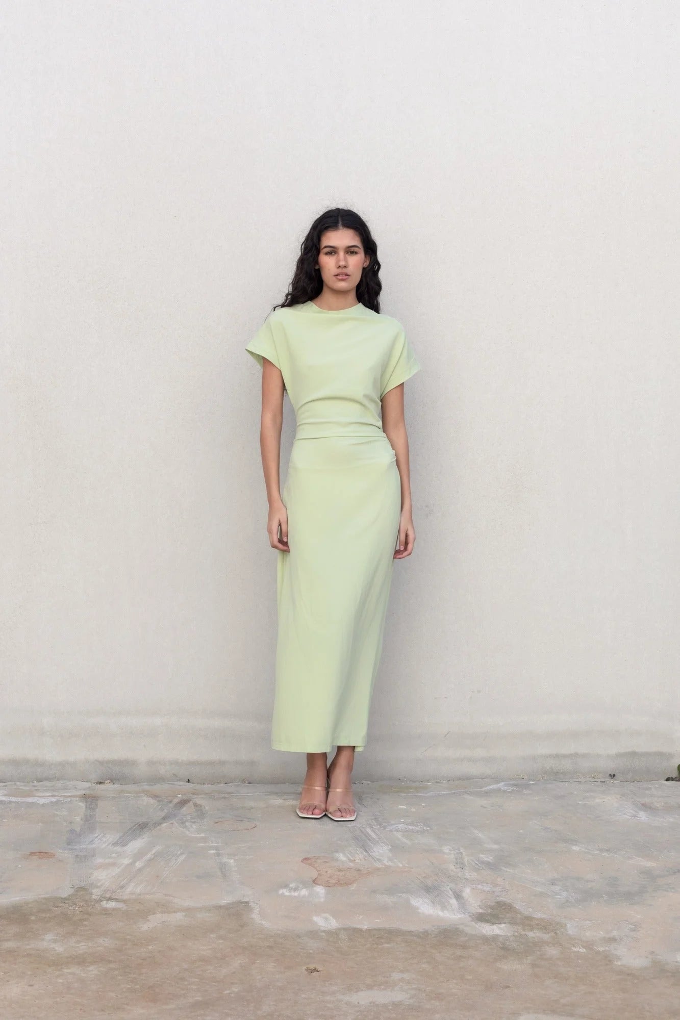 Alt text d’une robe midi verte claire courte à manches avec taille cintrée