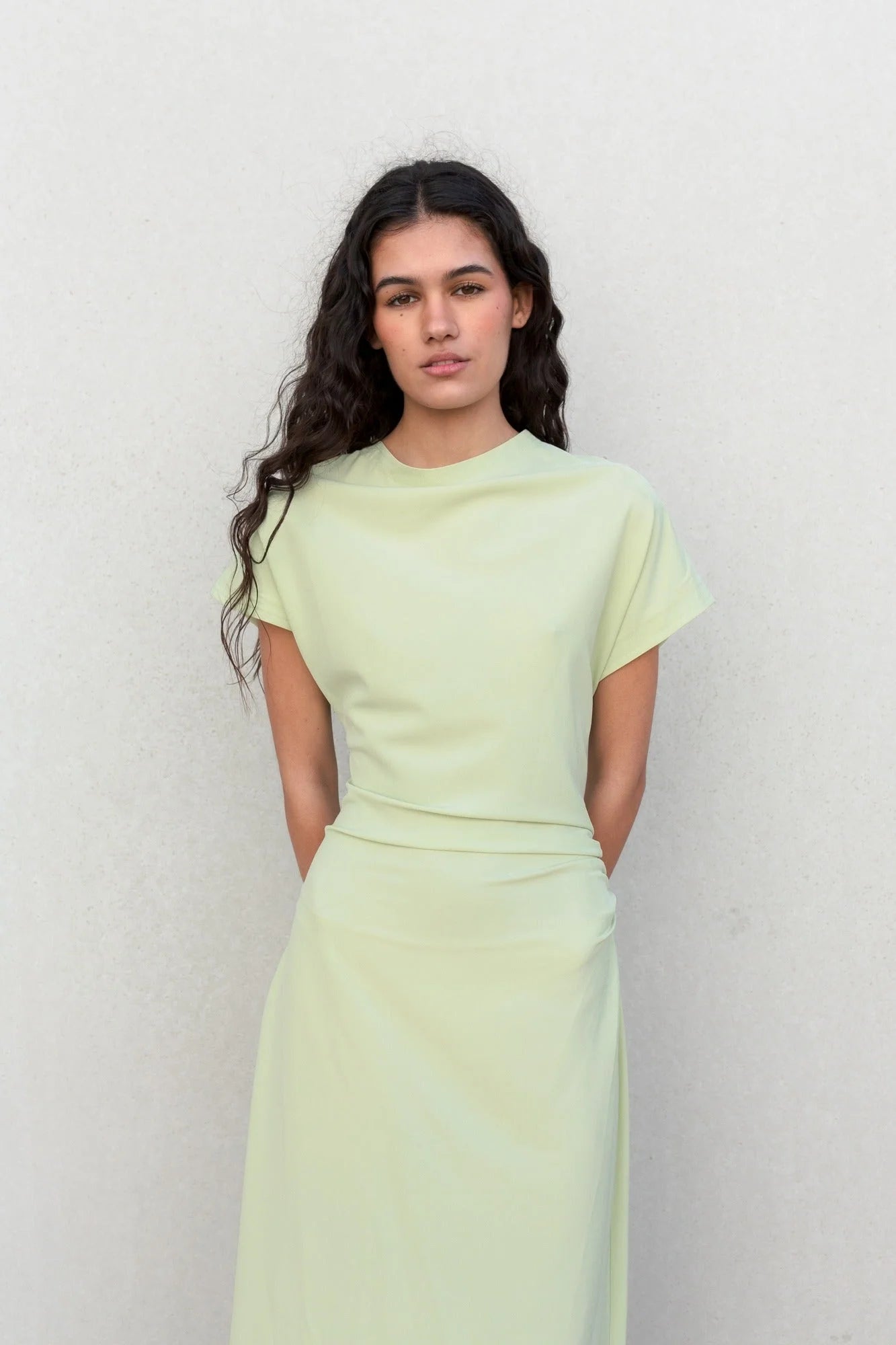 Robe midi verte claire en top vert pâle et jupe midi assortie, élégance féminine