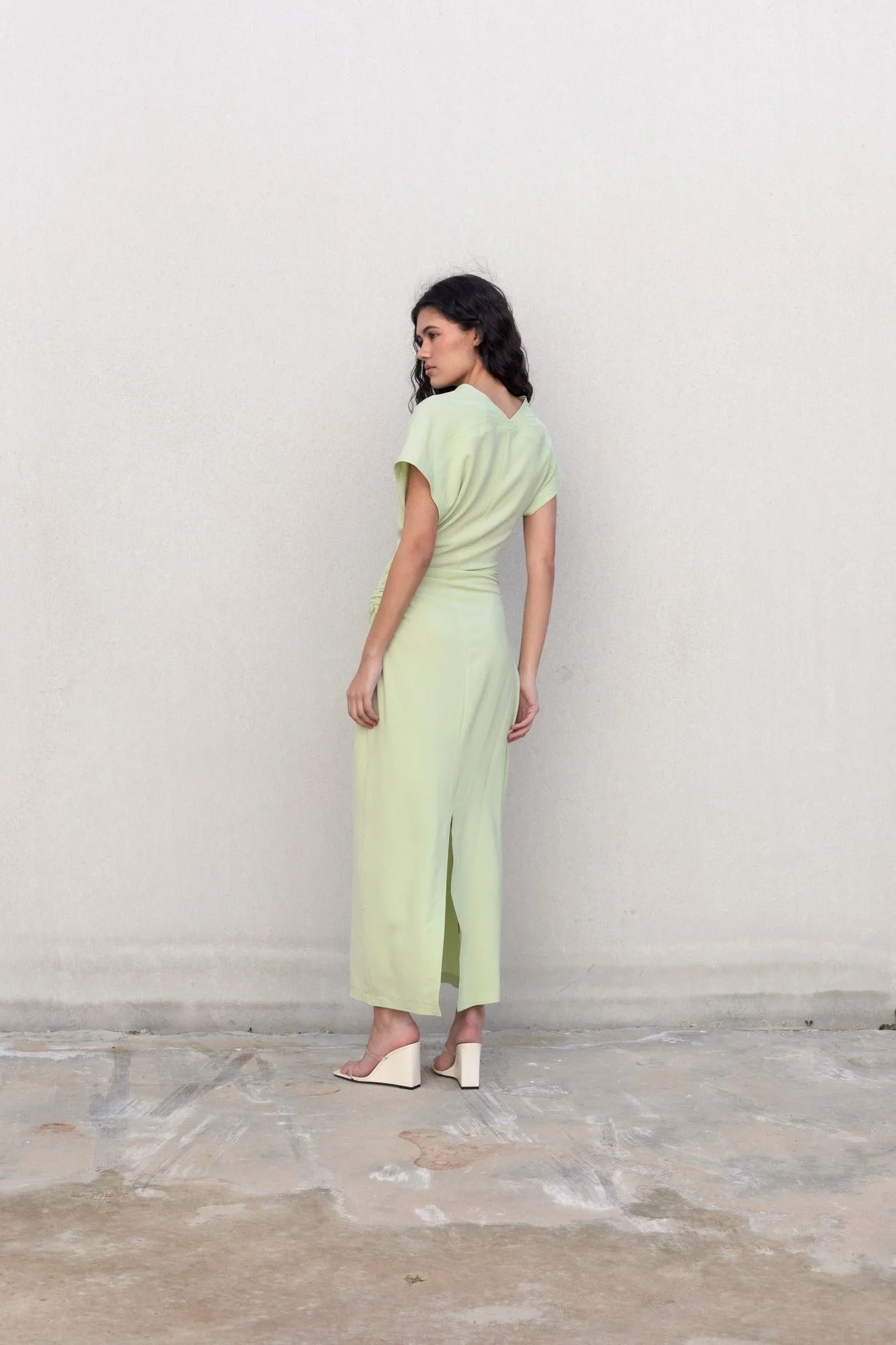 Robe midi verte claire avec manches courtes et taille cintrée, parfait pour l’été