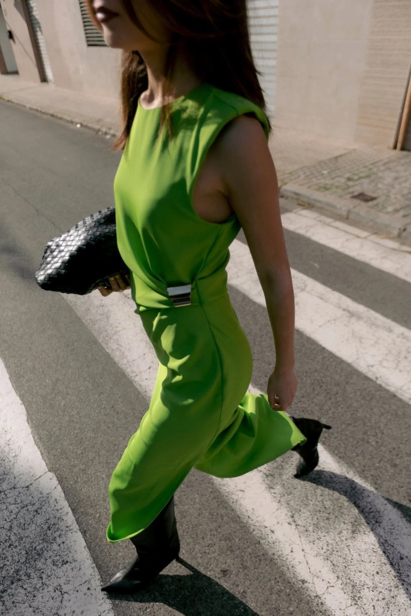 Robe midi verte sans manches avec boucle, femme portant sac en osier et bottines noires