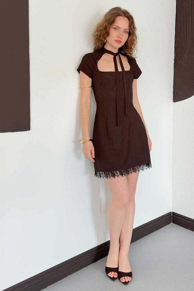 robe droite brune col tourdecou et dentelle image 1