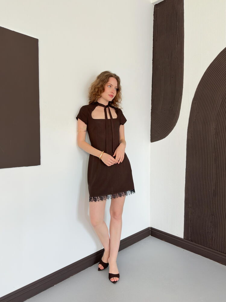 robe droite brune col tourdecou et dentelle image 2