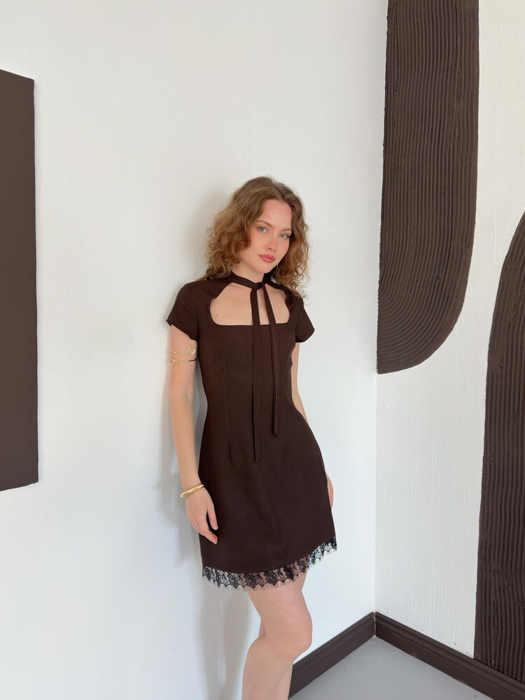 robe droite brune col tourdecou et dentelle image 3