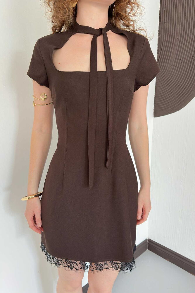 robe droite brune col tourdecou et dentelle image 4
