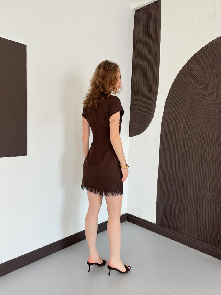 robe droite brune col tourdecou et dentelle image 5