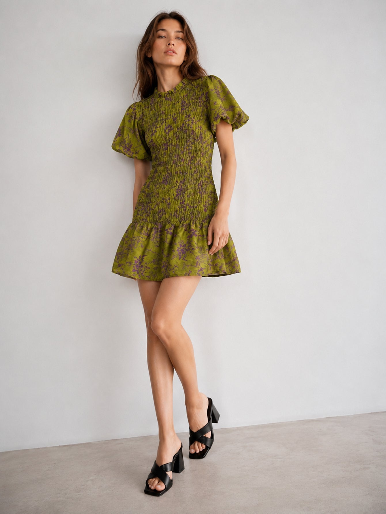 Robe mini smockée fleurie vert olive