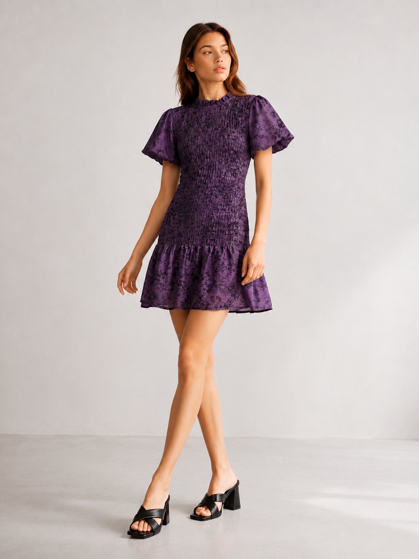 Robe violette à manches bouffantes
