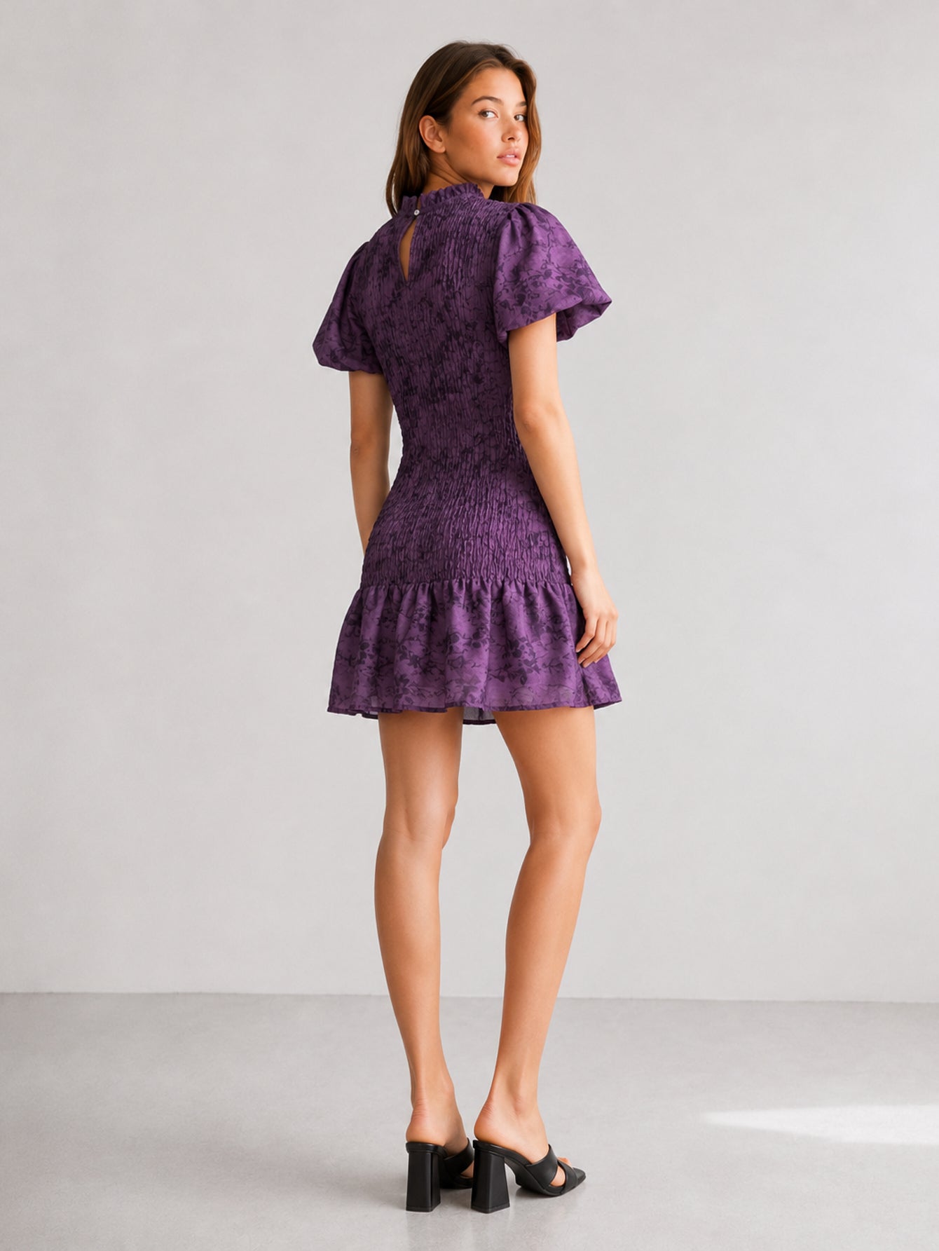 Robe violette à ourlet volanté