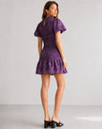 Robe violette à ourlet volanté